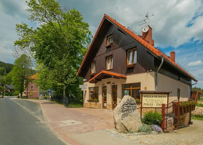 Sudety Blisko Szlaków Górskich I Wyciągów Narciarskich, Prywatny Bezpłatny Parking 3*