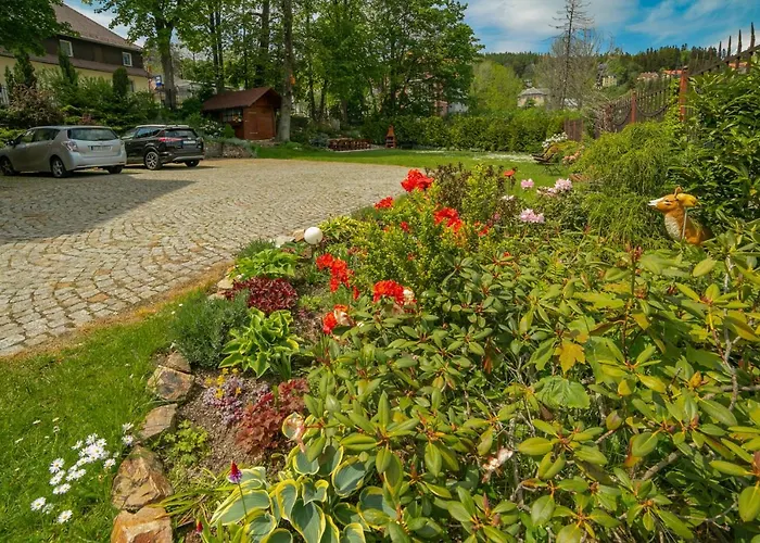 Sudety Blisko Szlaków Górskich I Wyciągów Narciarskich, Prywatny Bezpłatny Parking Pensión Karpacz