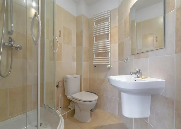 Sudety Blisko Szlaków Górskich I Wyciągów Narciarskich, Prywatny Bezpłatny Parking Pensión