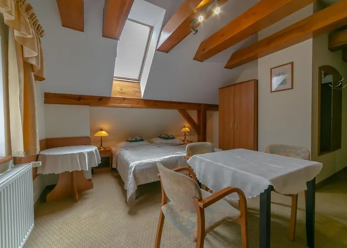 Sudety Blisko Szlaków Górskich I Wyciągów Narciarskich, Prywatny Bezpłatny Parking Pensión Karpacz